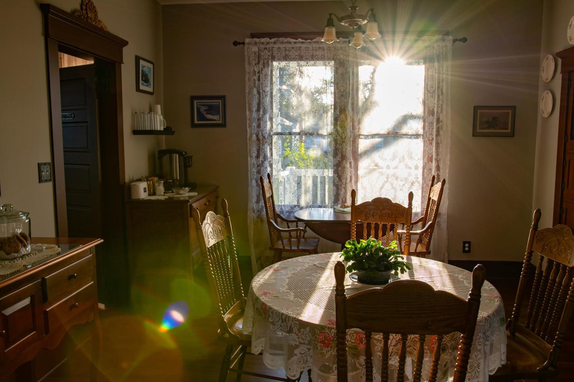 The Pearl Inn Bed And Breakfast Ilwaco Exterior photo