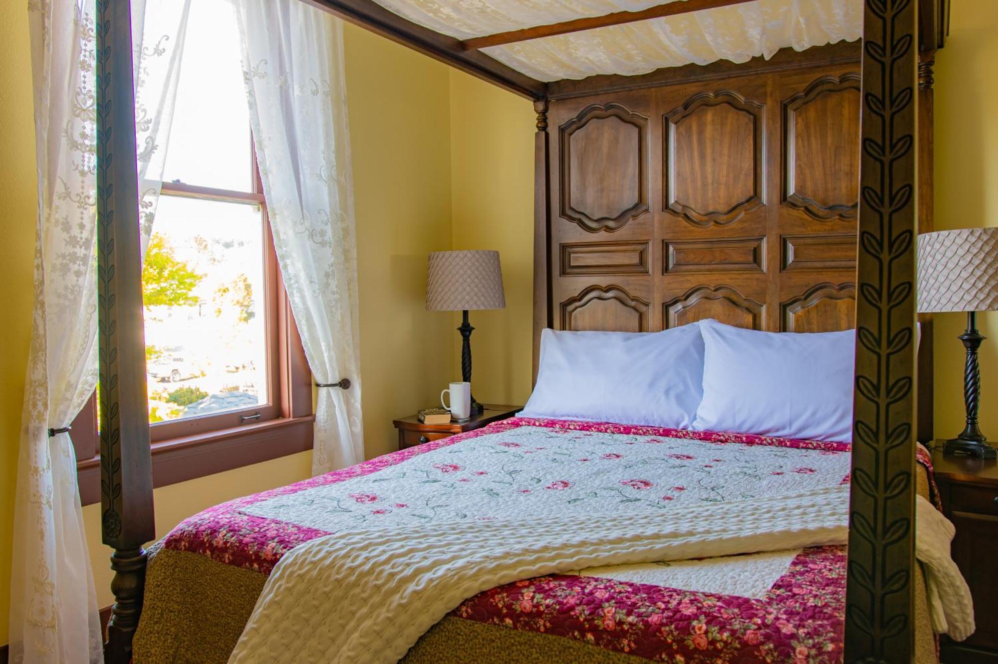 The Pearl Inn Bed And Breakfast Ilwaco Exterior photo