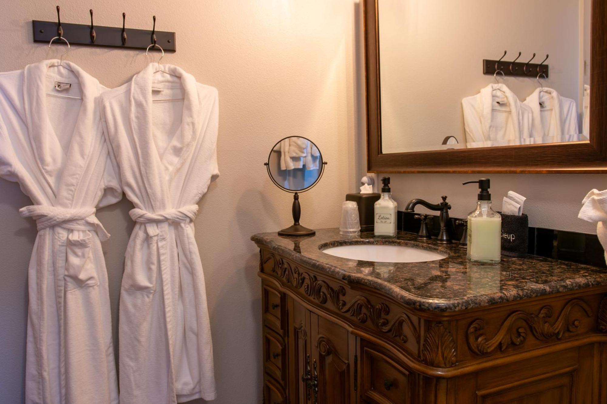 The Pearl Inn Bed And Breakfast Ilwaco Exterior photo