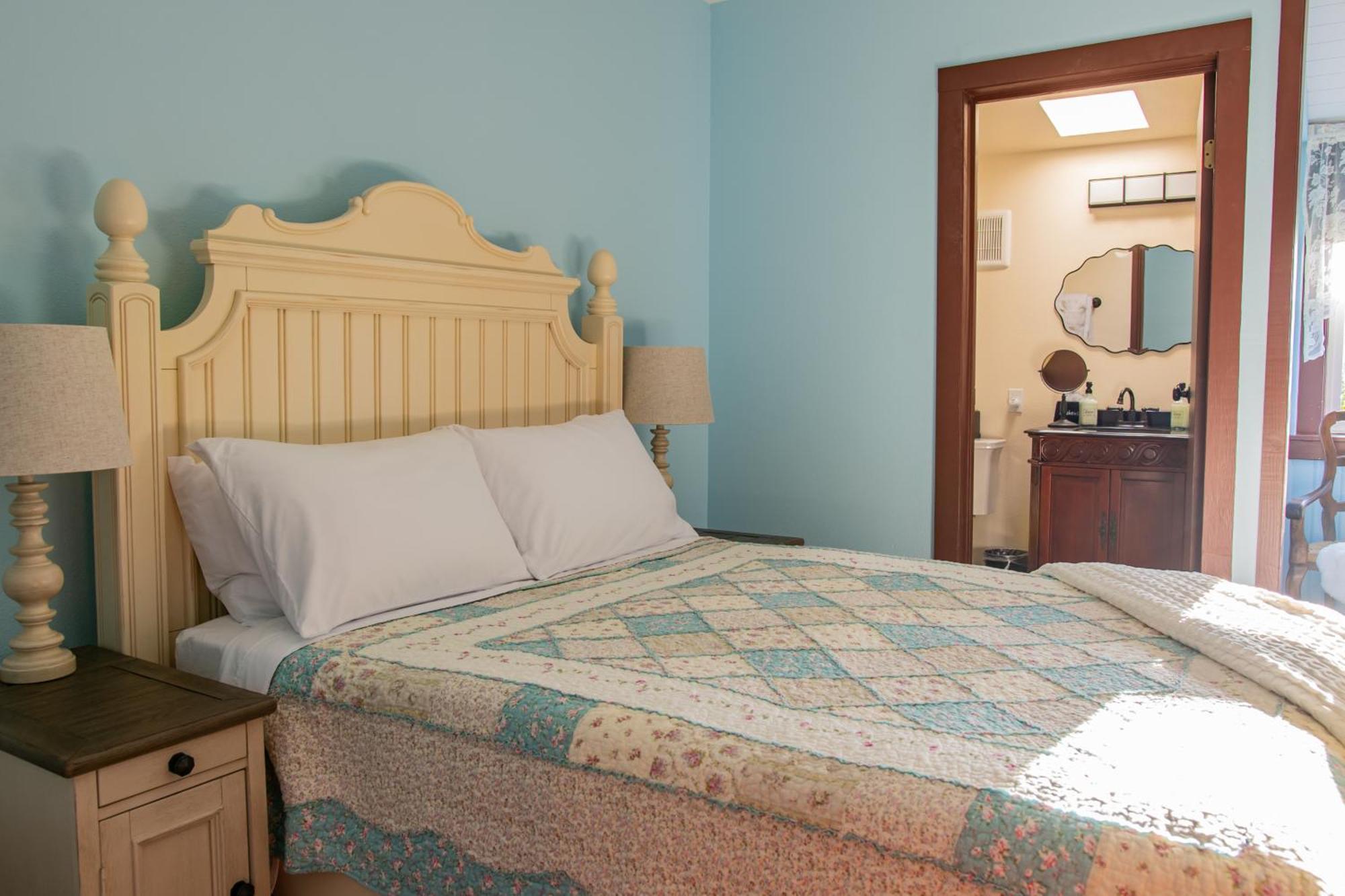 The Pearl Inn Bed And Breakfast Ilwaco Exterior photo